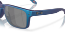 Koop de Oakley Holbrook XL Matte Cyan Blue Colorshift Prizm Black Polarized veilig en snel bij Revert 95 online of kom hem passen in de winkel in Haarlem.