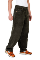 Reell Baggy Dark Green Cord – baggy fit broek in donkergroene corduroy met ribstructuur en klassiek 5-pocket design