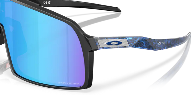 Koop de Oakley Sutro Fathom Collection Matte Black Prizm Sapphire veilig en snel bij Revert 95 online of kom hem passen in de winkel in Haarlem.