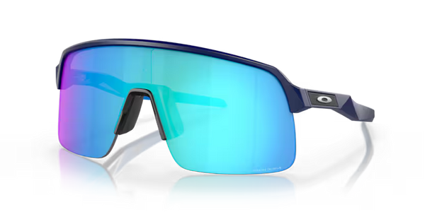 Koop de Oakley Sutro Lite Matte Navy Prizm Violet veilig en snel bij Revert 95 online of kom hem passen in de winkel in Haarlem.