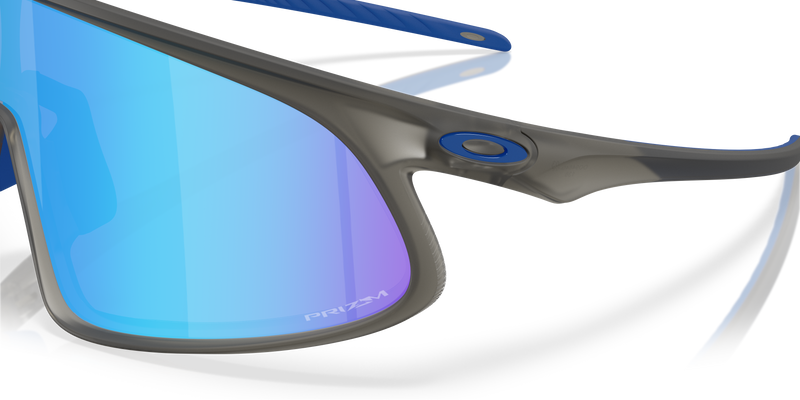 Koop de Oakley RSLV Matte Grey Smoke Prizm Sapphire veilig en snel bij Revert 95 online of kom hem passen in de winkel in Haarlem.