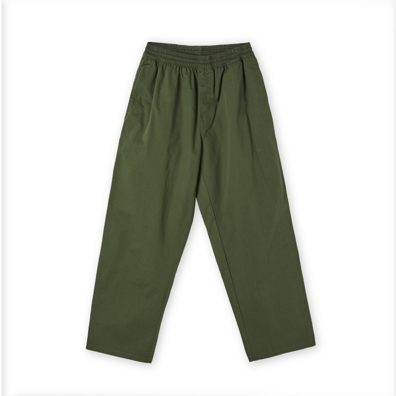 Polar Skate Co Surf Pants Dark Olive – canvas broek van 100% katoen met elastische taille, rechte pijpen en Polar-label in Dark Olive kleur.