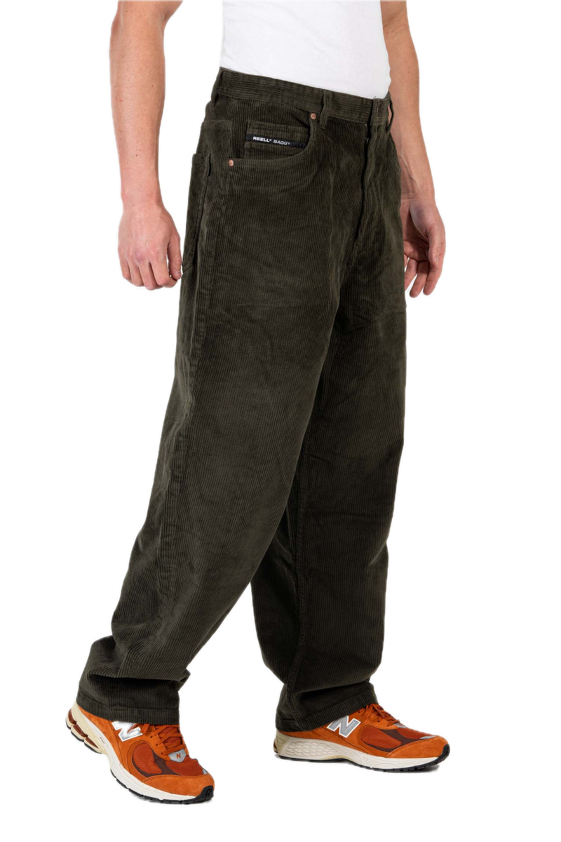 Reell Baggy Dark Green Cord – baggy fit broek in donkergroene corduroy met ribstructuur en klassiek 5-pocket design