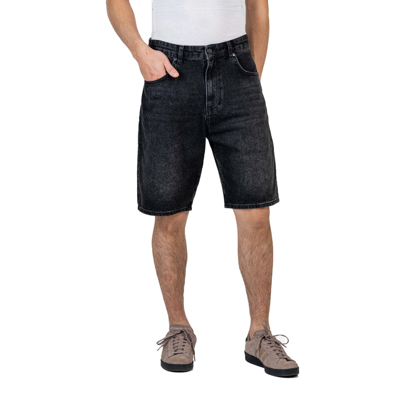 Bestel de Reell Denim Solid Short Black Wash snel, gemakkelijk en veilig bij Revert 95. Check onze website voor de gehele Reell Denim collectie of kom gezellig langs bij onze winkel in Haarlem.