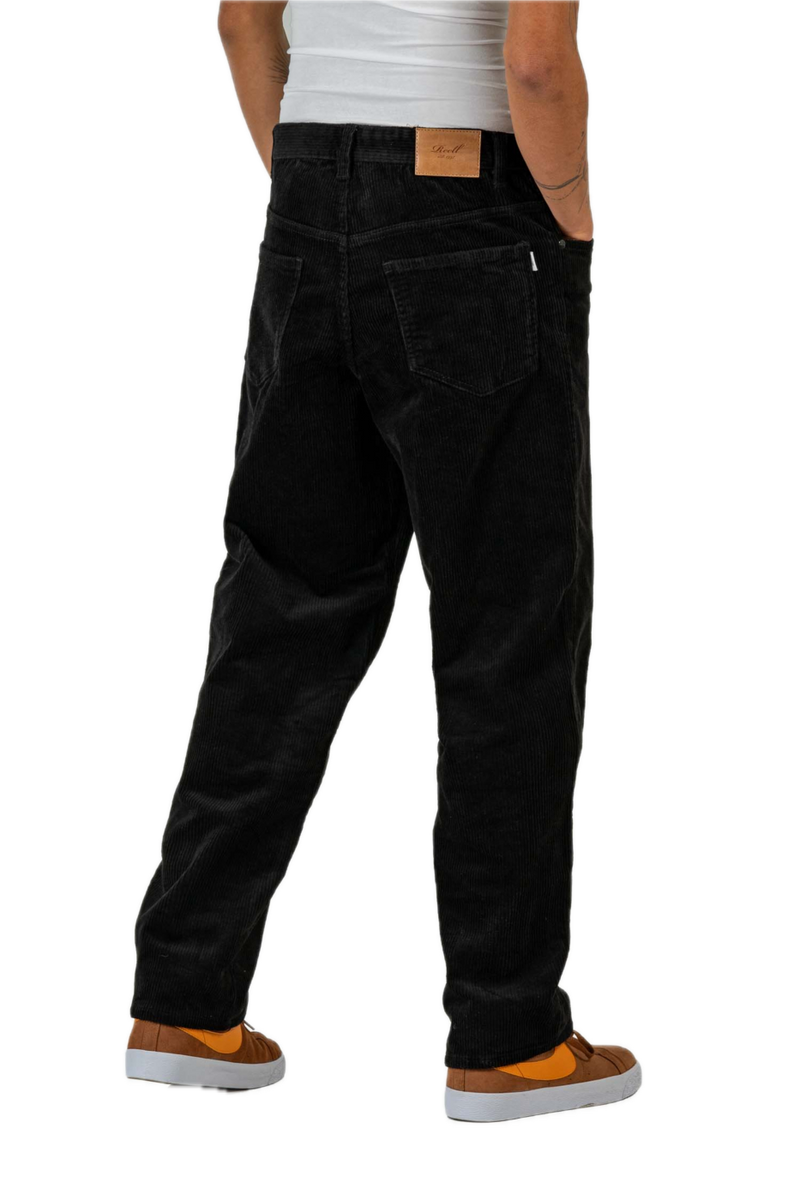 Reell Solid Black Cord – straight fit corduroy broek in zwart met ribstructuur en klassiek 5-pocket design