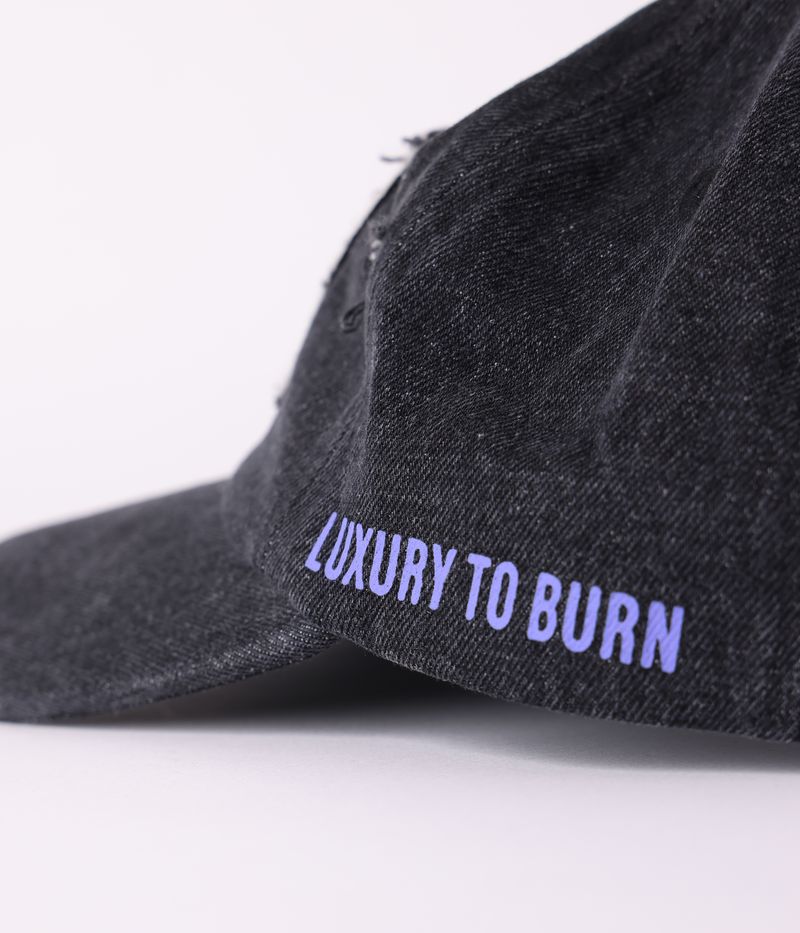 Former Ode Cap Washed Black – washed black 6-panel cap met subtiele Ode branding