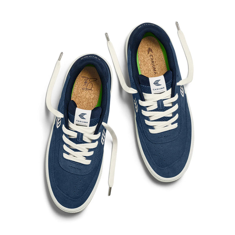 Shop de Cariuma Luan Pro Shadow Blue Suede Ivory Logo Sneaker veilig en snel online bij Revert 95 of kom gezellig langs in de winkel in Haarlem.