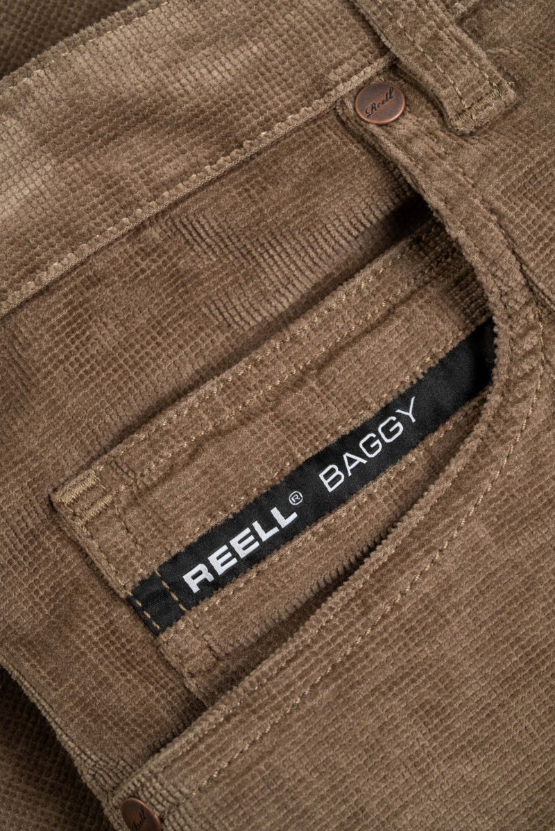 Reell Baggy Lichen Square Cord – baggy fit broek in groene corduroy met square ribstructuur en klassiek 5-pocket design