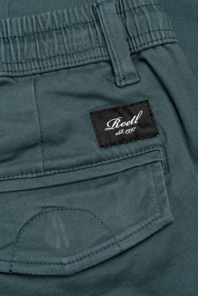 Reell Reflex Easy Cargo Steel Blue – tapered fit cargobroek in staalblauw Flex Twill met elastische tailleband en dubbele cargozakken