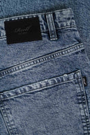 Clean denim, dagelijkse basis. De Reell Denim Solid in Smokey Blue is gemaakt om elke dag te dragen.