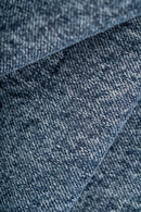 Clean denim, dagelijkse basis. De Reell Denim Solid in Smokey Blue is gemaakt om elke dag te dragen.