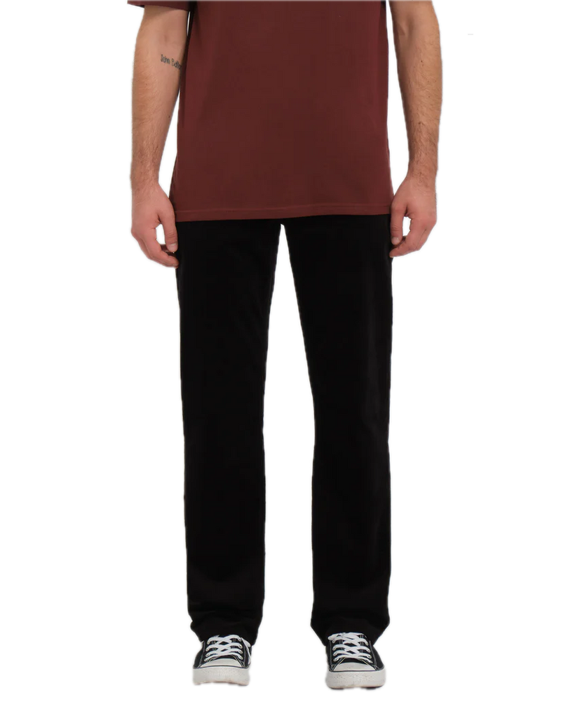 Volcom Solver 5 Pocket Corduroy Black – straight fit ribcord broek in zwart met 5-pocket design en subtiele branding