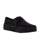 Shop de Clarks Originals Wallabee Cup Black Interest Womens bij Revert 95. Iconische Wallabee met stevige cupsole in volledig zwarte uitvoering. Bestel online of bezoek onze winkel in Haarlem.