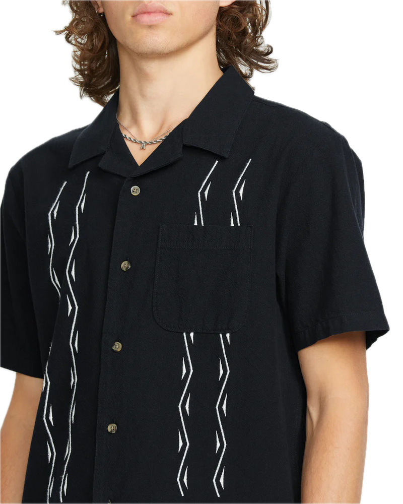 Koop het Volcom Bayamostone SS veilig en snel bij Revert 95 online of kom hem checken in de winkel in Haarlem.