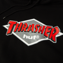HUF x Thrasher Logo PO Hoodie – hoodie van zwaar katoenfleece met HUF x Thrasher-logo op borst en mouwprints, verkrijgbaar in zwart en grijs