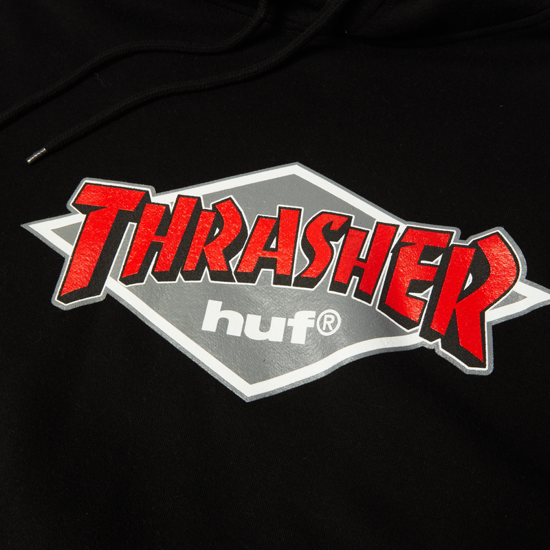 HUF x Thrasher Logo PO Hoodie – hoodie van zwaar katoenfleece met HUF x Thrasher-logo op borst en mouwprints, verkrijgbaar in zwart en grijs