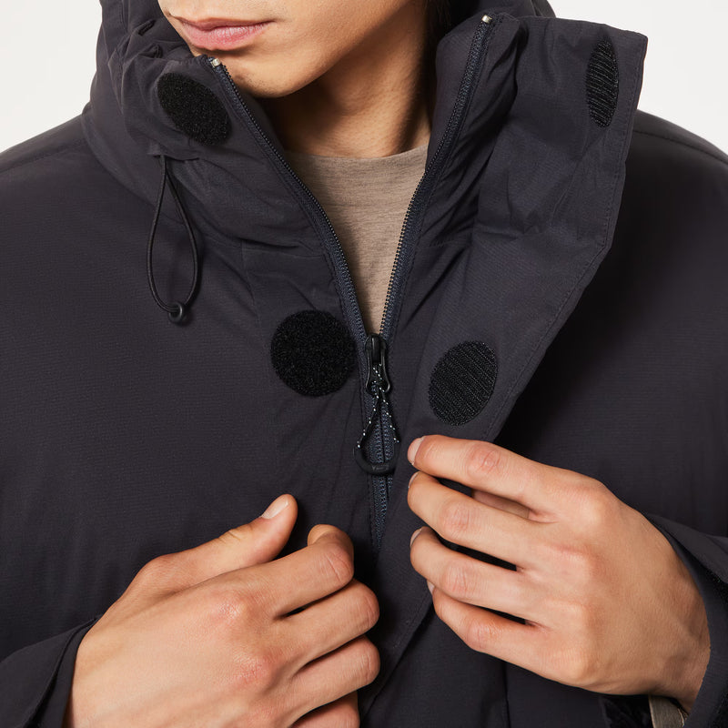 Oakley Field Gear Line Puffy Jacket – AIRTASTIC™ nylon pufferjas met verstelbare kraag, armzak en FGL woven logo patch