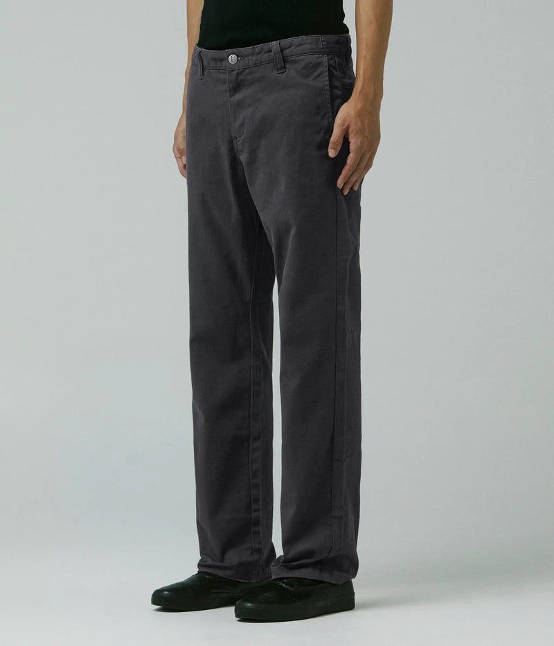 Former Crux Pant Grey – straight-fit trousers in Grey met minimalistische Former-stijl
