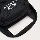 Oakley Essential Day Pack – lichtgewicht, functionele rugtas met laptopvak en subtiele Oakley-branding