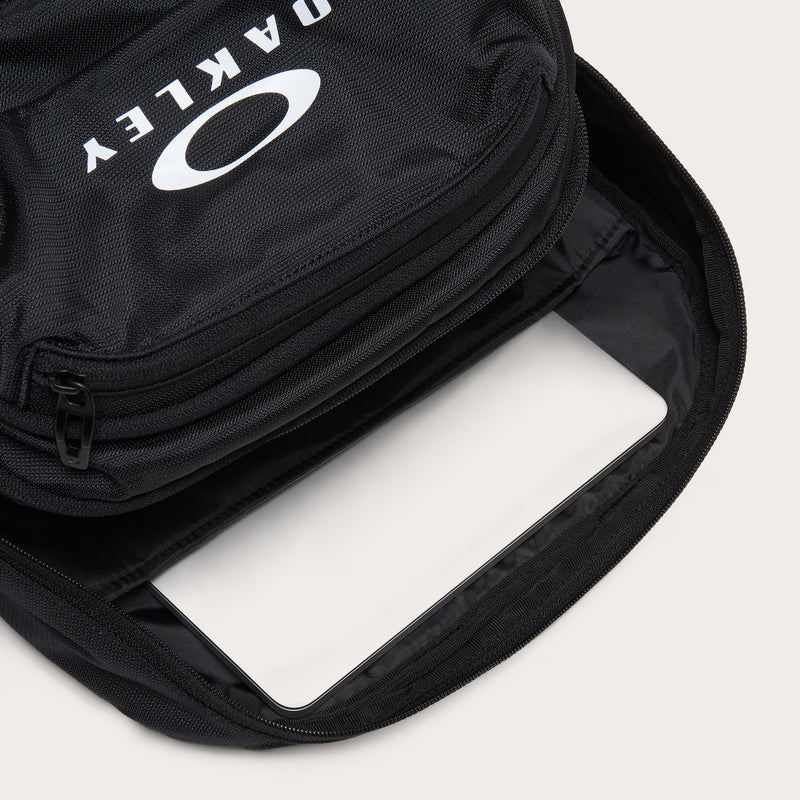 Oakley Essential Day Pack – lichtgewicht, functionele rugtas met laptopvak en subtiele Oakley-branding