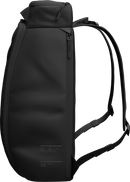 De iconische allrounder. De DB Journey Hugger Backpack combineert strak design met dagelijks gebruiksgemak.