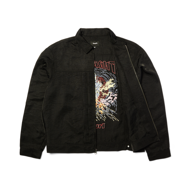 HUF x Thrasher Trucker Jacket – zwart denim jack met grote Thrasher-print op de rug en subtiel HUF-logo, ritssluiting en klassieke trucker-fit
