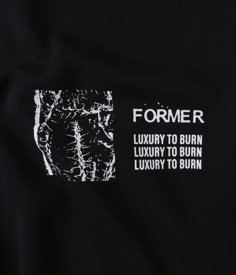 Former Ode Crew Black – premium zwarte crewneck met subtiele Ode branding