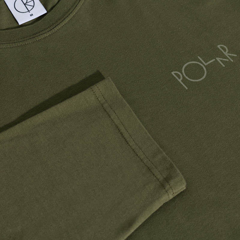 Polar Skate Co Steve LS Tee Stroke Logo Army Green – longsleeve van 100% katoen met geborduurd Stroke-logo op de borst in army-groene kleur.