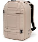 Strak. Sterk. Functioneel. De DB Journey Ramverk Backpack is ontworpen voor dagelijks gebruik en travel, zonder concessies.