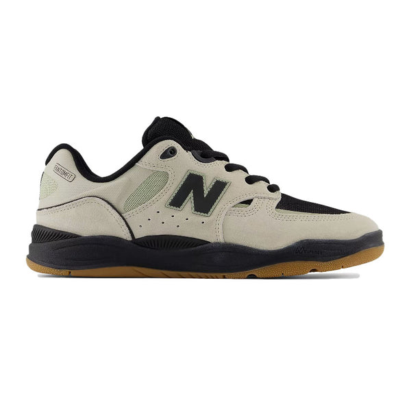 Bestel de New Balance Numeric NM1010PH snel, veilig en gemakkelijk bij Revert 95. Check onze website voor de gehele New Balance Numeric collectie of kom gezellig langs bij onze winkel in Haarlem.