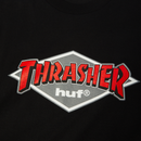 HUF x Thrasher Logo SS Tee – katoenen T-shirt met groot HUF x Thrasher-logo op de borst, verkrijgbaar in zwart en wit