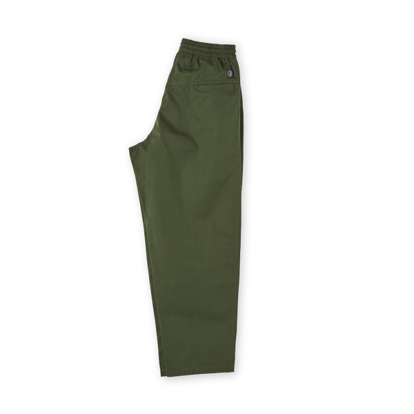 Polar Skate Co Surf Pants Dark Olive – canvas broek van 100% katoen met elastische taille, rechte pijpen en Polar-label in Dark Olive kleur.