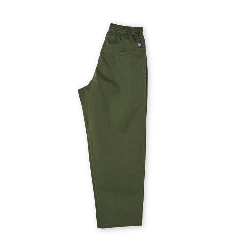 Polar Skate Co Surf Pants Dark Olive – canvas broek van 100% katoen met elastische taille, rechte pijpen en Polar-label in Dark Olive kleur.
