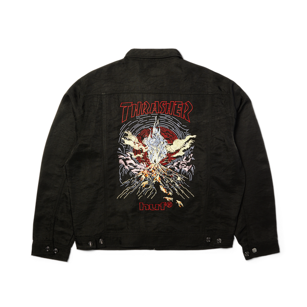 HUF x Thrasher Trucker Jacket – zwart denim jack met grote Thrasher-print op de rug en subtiel HUF-logo, ritssluiting en klassieke trucker-fit