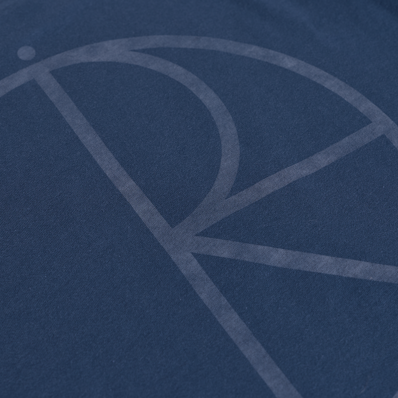 Polar Skate Co Steve LS Tee Stroke Logo Space Blue – longsleeve van 100% katoen met geborduurd Stroke-logo op de borst in Space Blue kleur.