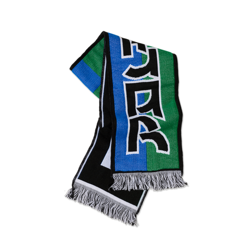 Polar Skate Co Football Scarf Squares. Gebreide sjaal van acrylmix met grafisch blokpatroon en ingeweven Polar-logo’s. Warm, comfortabel en stijlvol.