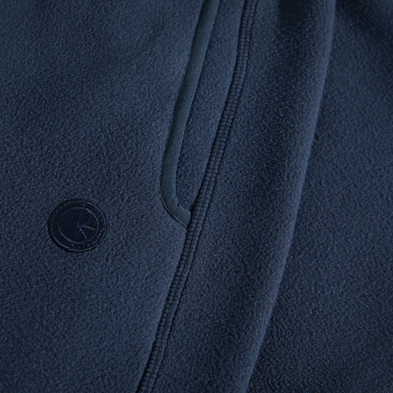 Polar Skate Co Ivan Fleece Sweatpants Navy – fleece sweatpants van zacht polyester met elastische taille, trekkoord en geborduurd Polar-logo in navy kleur.