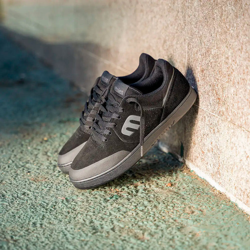 Etnies Marana Michelin Black Dirty Wash – zwarte skateschoen met Dirty Wash-afwerking en Michelin rubberzool