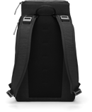 De iconische allrounder. De DB Journey Hugger Backpack combineert strak design met dagelijks gebruiksgemak.