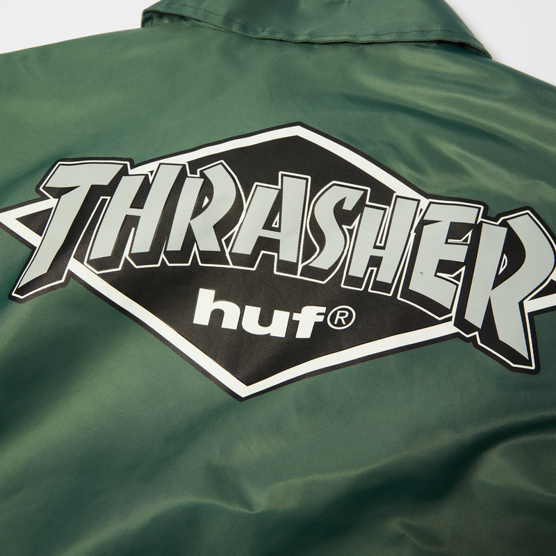 HUF x Thrasher Logo Jacket – donkergroen nylon jack met groot HUF x Thrasher-logo op de rug en sleeve-prints, waterafstotend en met meshvoering