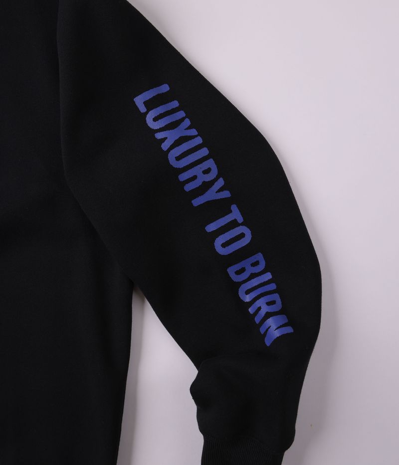 Former Ode Crew Black – premium zwarte crewneck met subtiele Ode branding