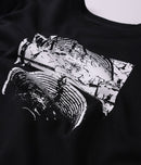 Former Ode Crew Black – premium zwarte crewneck met subtiele Ode branding