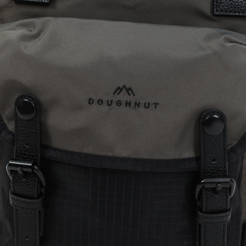 Koop de Doughnut Macaroon Street Cruise Series Backpack Dark Grey veilig en snel bij Revert 95 online of kom hem passen in de winkel in Haarlem.