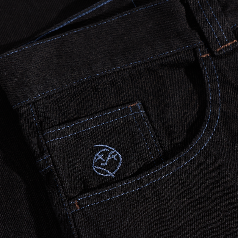 Polar Skate Co Big Boy Pants Black Blue Stitching – denim broek van 100% katoen met losse pasvorm, blauwe stiksels en Big Boy-logo op de coin pocket.