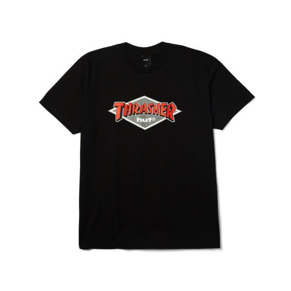 HUF x Thrasher Logo SS Tee – katoenen T-shirt met groot HUF x Thrasher-logo op de borst, verkrijgbaar in zwart en wit