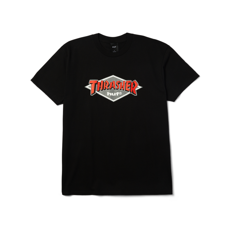 HUF x Thrasher Logo SS Tee – katoenen T-shirt met groot HUF x Thrasher-logo op de borst, verkrijgbaar in zwart en wit