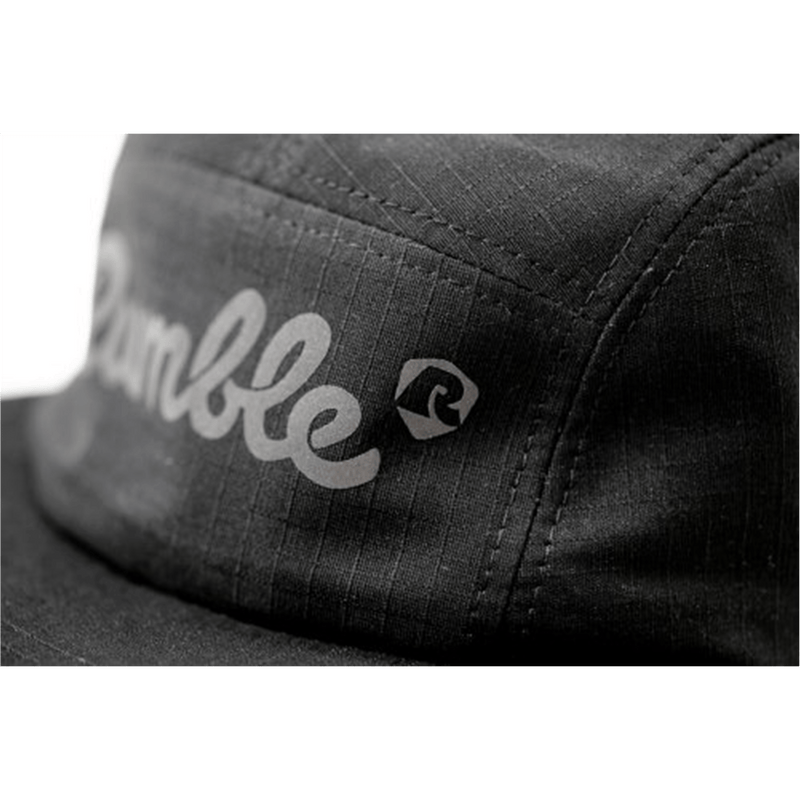 Rumble Reflective String logo 5 Panel cap voorkant close-up