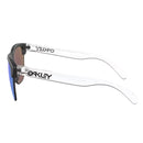 Bestel de Oakley FROGSKINS LITE Matte Black Prizm Sapphire veilig, gemakkelijk en snel bij Revert 95. Check onze website voor de gehele Oakley collectie, of kom gezellig langs bij onze winkel in Haarlem.	